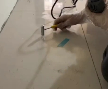 耒阳瓷砖开裂维修公司专业分享瓷砖在铺贴前如果没有沥干水分，将会导致以下问题
